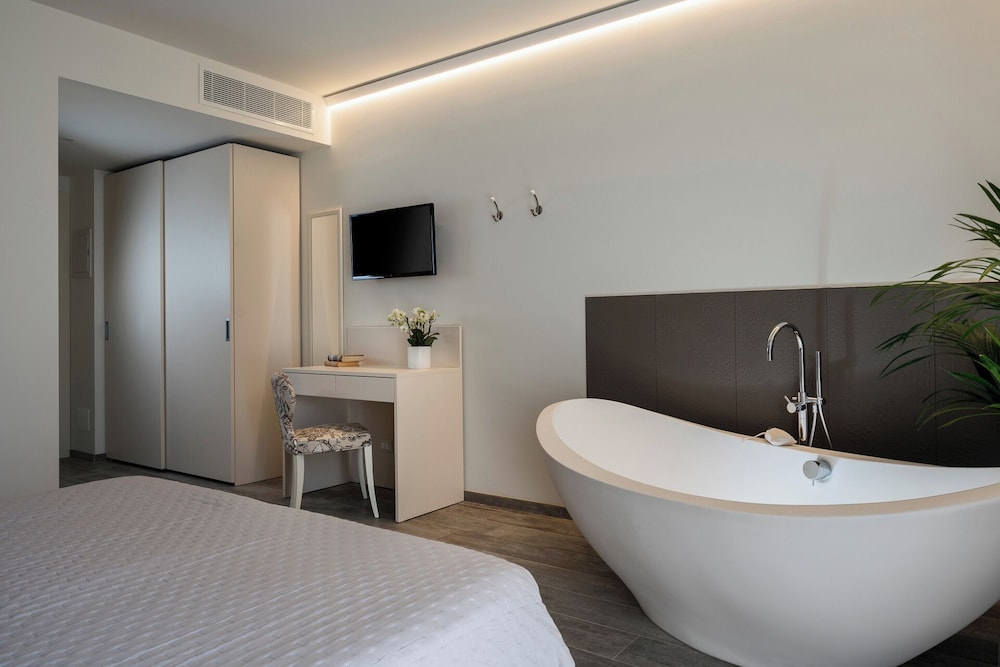 Deluxe Double Room, 1 Queen Bed photo 3