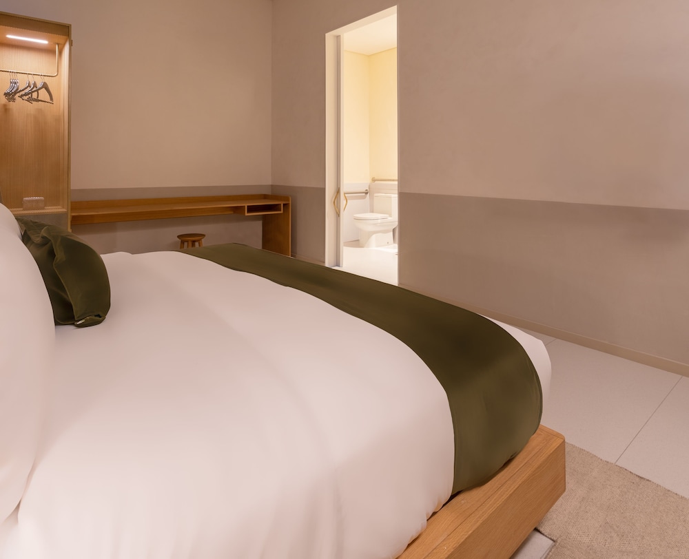 Room, 1 King Bed, Accessible (Roll-In Shower) - Photo 3