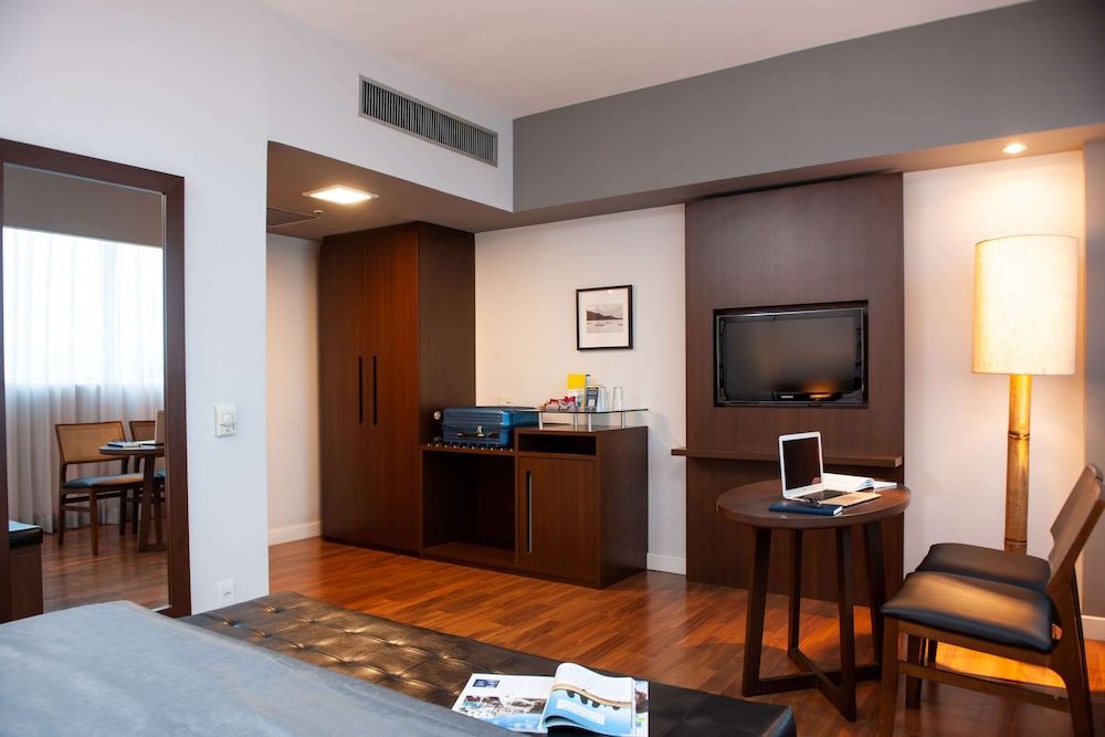 Deluxe Room, 1 Queen Bed - Photo 11