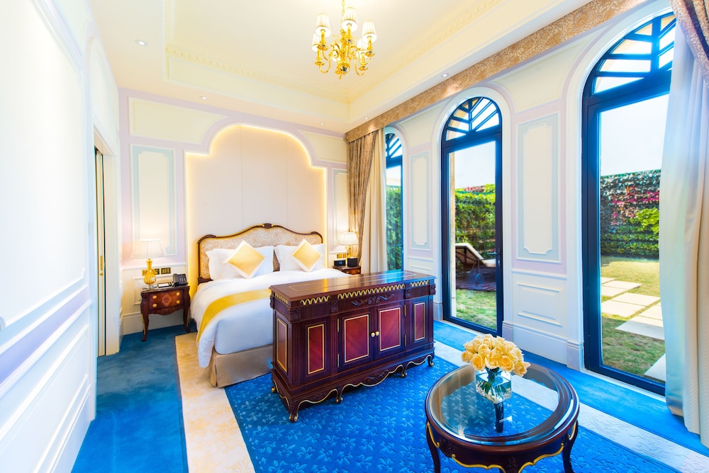 One Bedroom Suite With Garden, Balcony