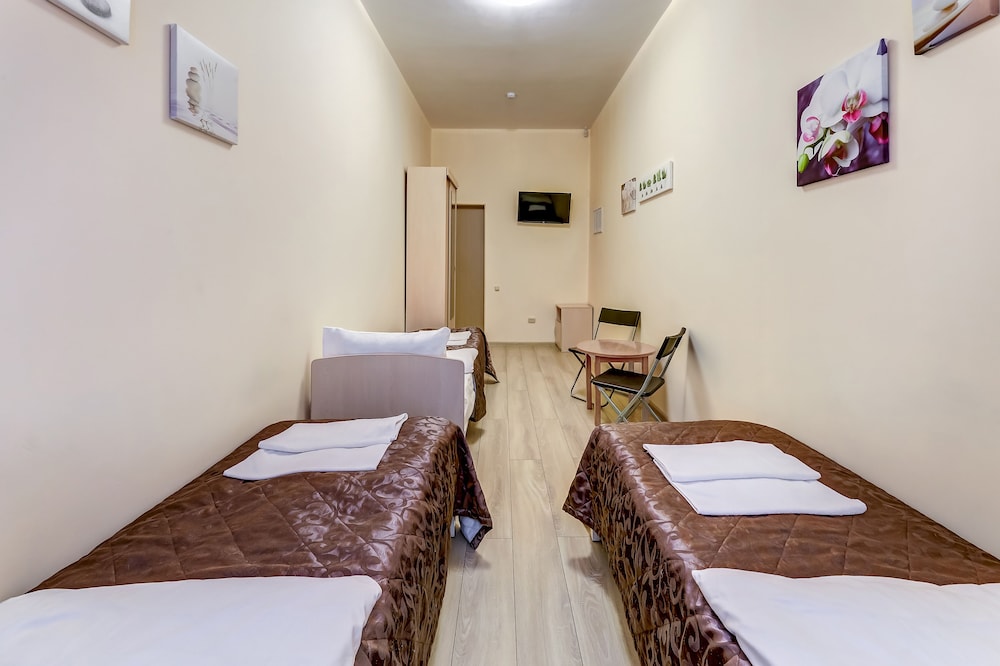 Economy Triple Room photo 2