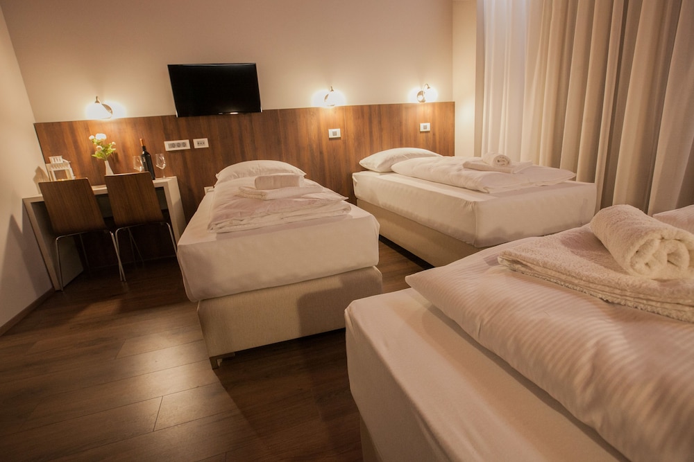 Quadruple Room - Photo 1