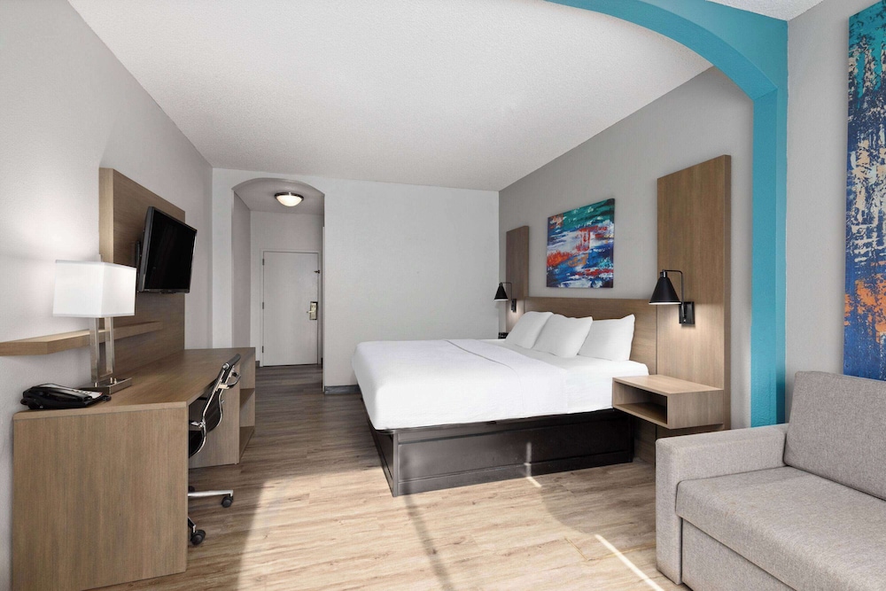 Room, 1 King Bed, Non Smoking - Photo 2