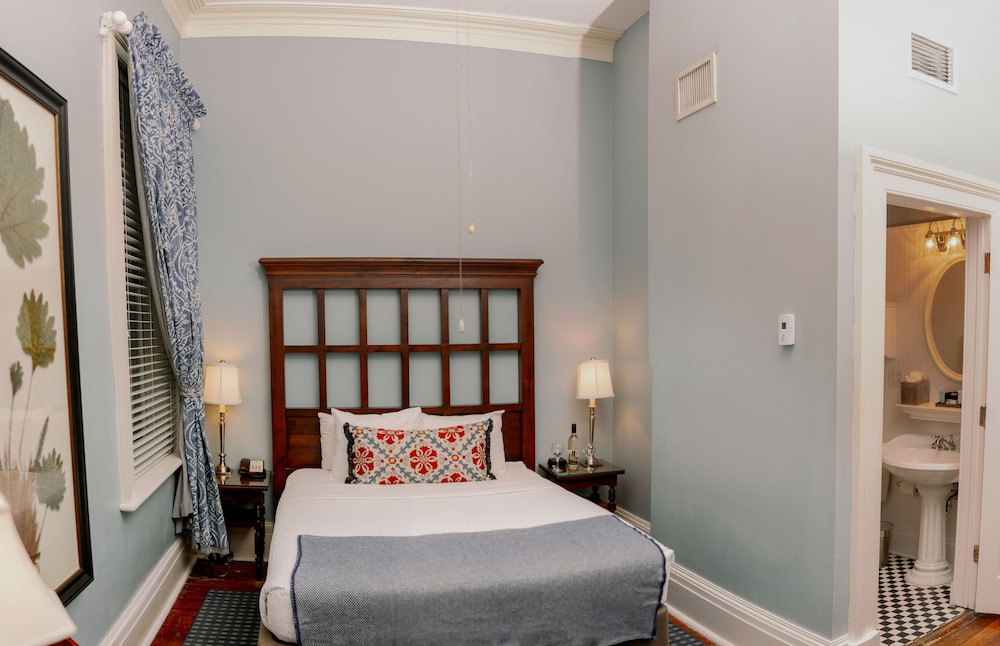 Classic Room, 1 Queen Bed photo 3