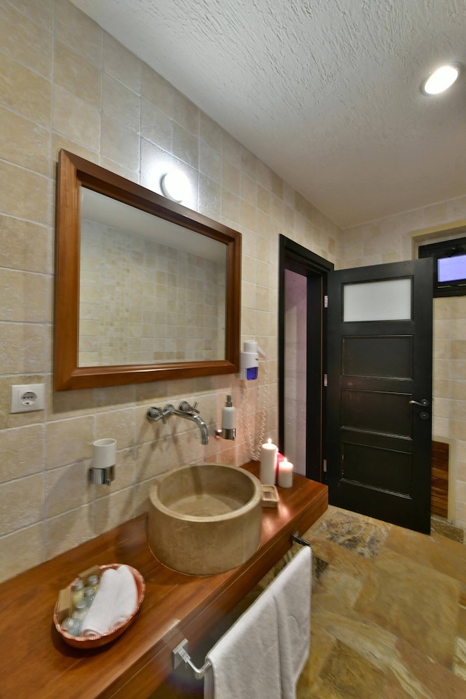 Deluxe Triple Room (Cave) - Photo 11