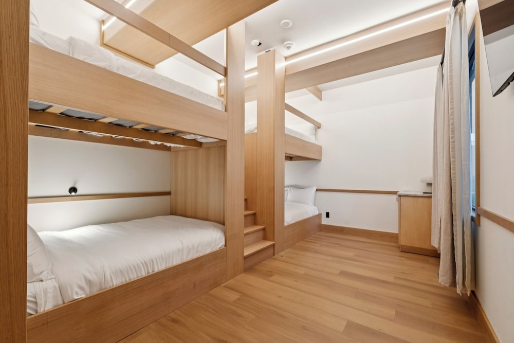 Two Double Queen Bunks