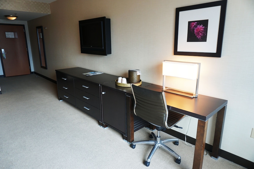 Deluxe Room with King Bed and Casino View photo 2