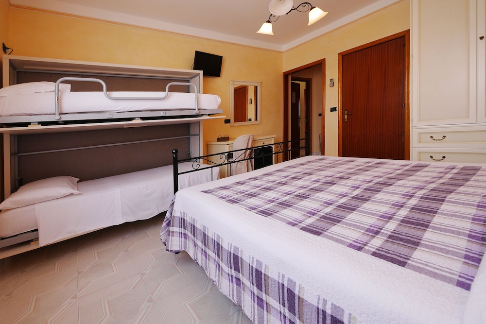 Deluxe Quadruple Room photo 3