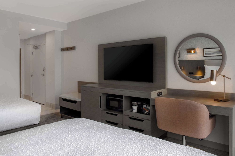 Room, 2 Queen Beds, Refrigerator & Microwave - Photo 1