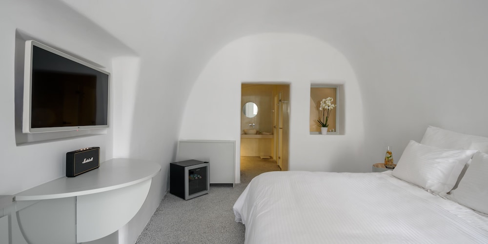 Premium Suite with private outdoor heated plunge pool and Caldera view