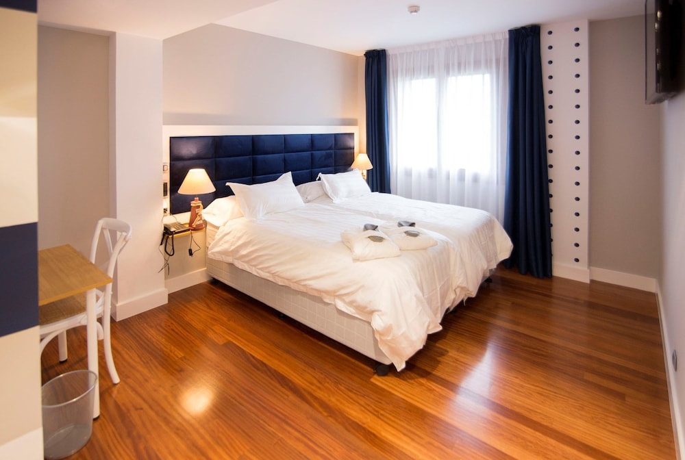 Room, Accessible photo 3