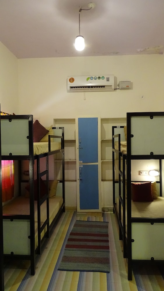 6 Bed Mixed Dorm AC photo 2
