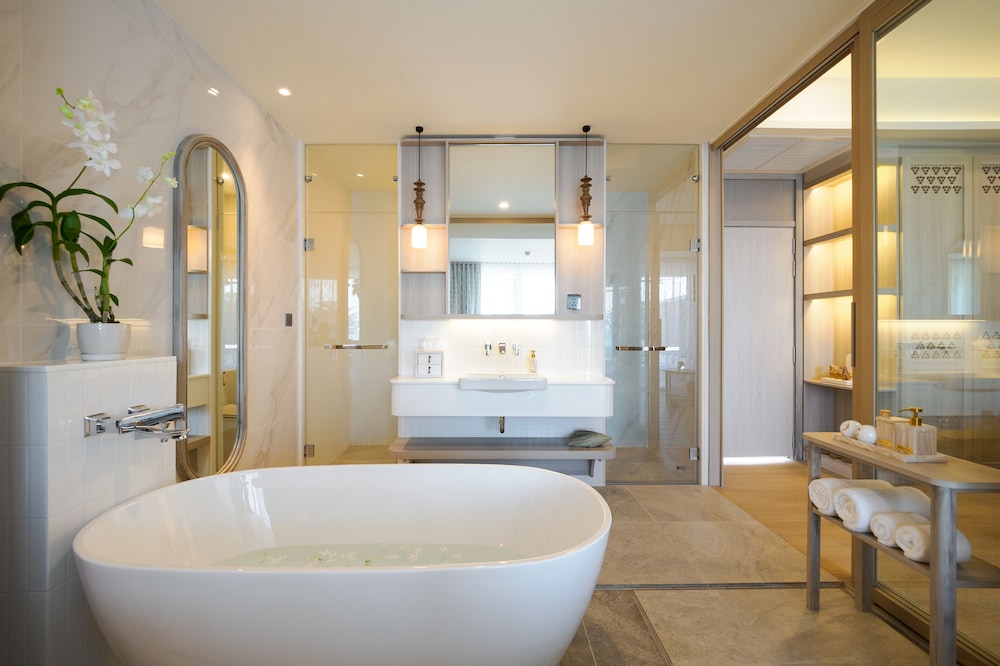 Seaview Pool Suite - Photo 3