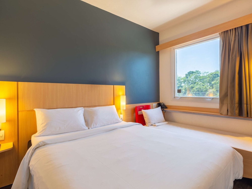 Standard Room (1 Double and 1 Single Bed) photo 3