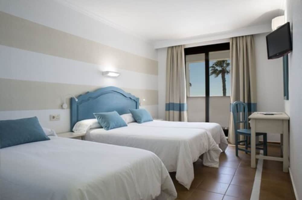 Habitación Triple con Vista Parcial al Océano (3 Adultos)
