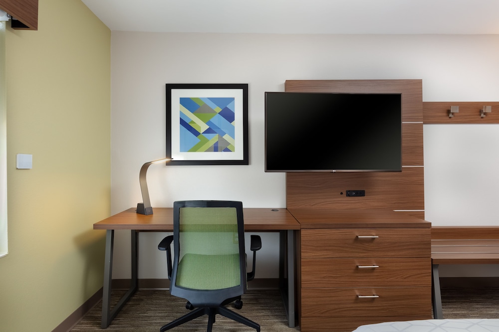 Suite, 1 King Bed - Photo 2