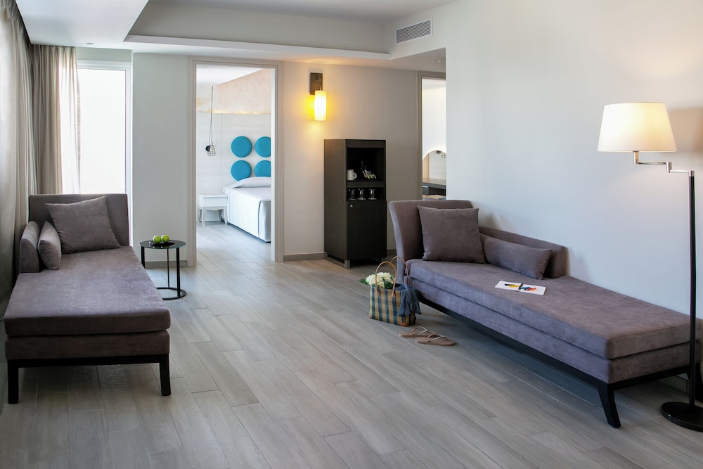 One Bedroom Suite - Limited Sea View - Photo 3