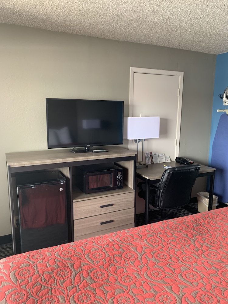 Standard Room, 1 King Bed, Non Smoking - Photo 6