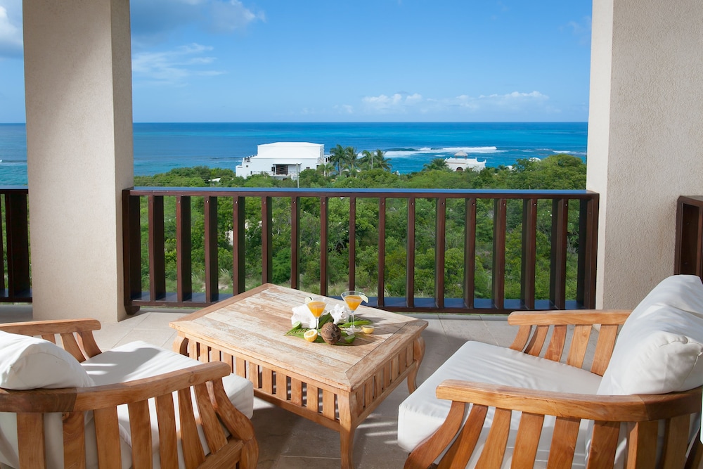 Studio, 1 King Bed, Beach View photo 1