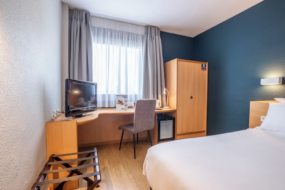 Room - Photo 19
