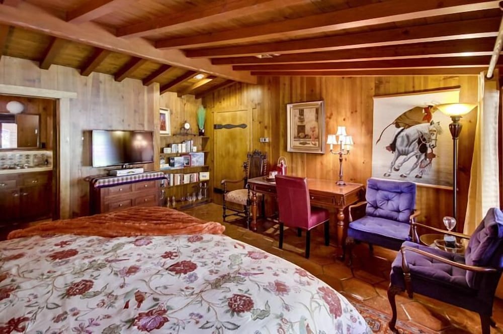Deluxe Room, 1 King Bed (Bordeau) photo 3