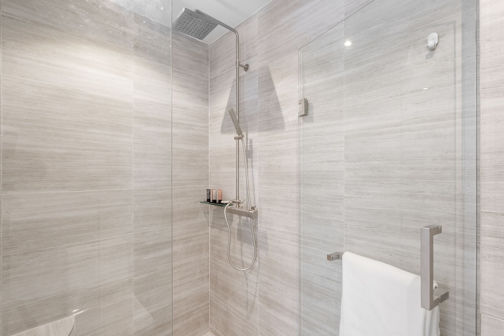 Grand Deluxe Corner Suite - Photo 3