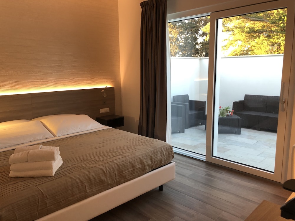 Superior Room, 1 King Bed, Patio photo 1