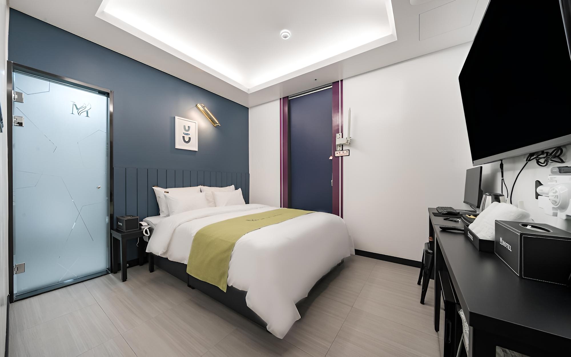 Room (Standard room (netflix available)) photo 2