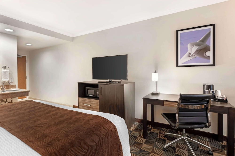 Suite, 1 King Bed, Non Smoking, Refrigerator & Microwave photo 1