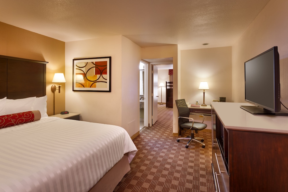 Suite, 1 Bedroom - Photo 3