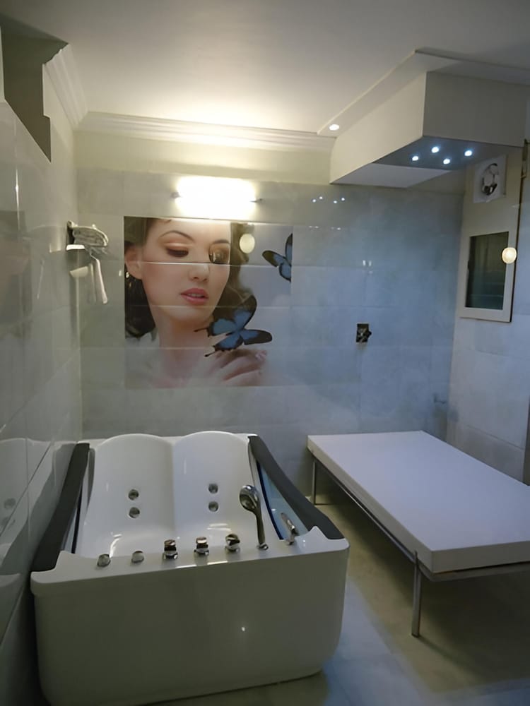 Pool Suite photo 2
