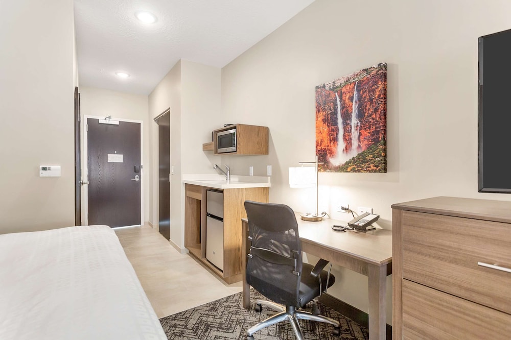 Family Suite, Multiple Beds, Non Smoking, Refrigerator & Microwave photo 2