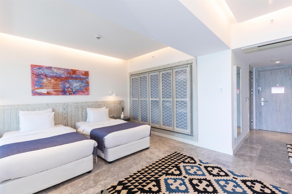 Superior Room, Partial Sea View photo 2