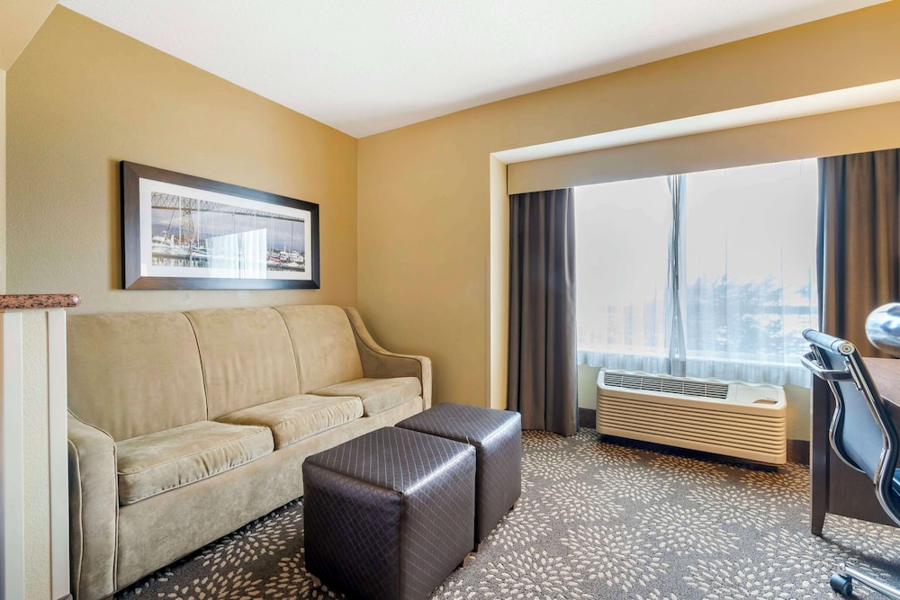 Suite, 2 Queen Beds, Non Smoking, River View (with Sofabed) - Photo 3