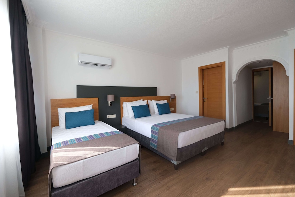 Family Suite, 2 Bedrooms, Sea View thumbnail 6