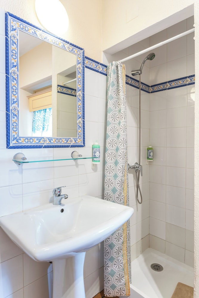 Basic Single Room, 1 Twin Bed, Shared Bathroom photo 3