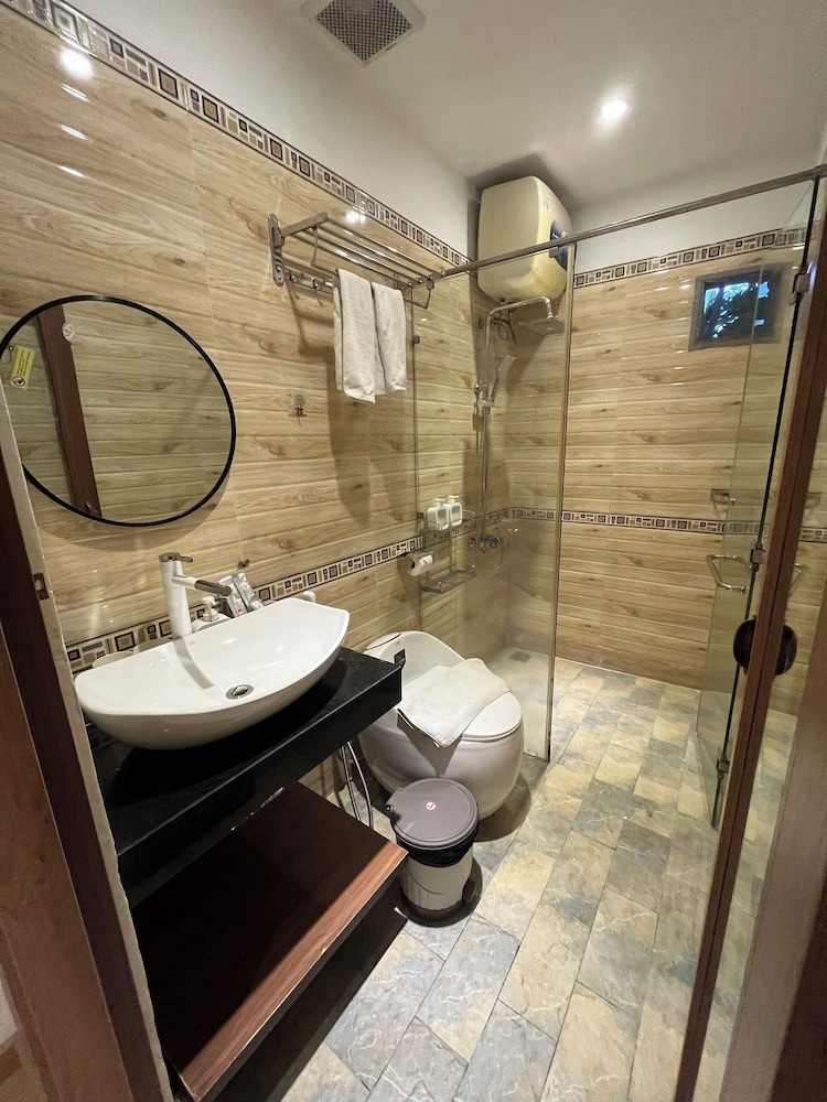 Deluxe King Room with Balcony - Photo 7