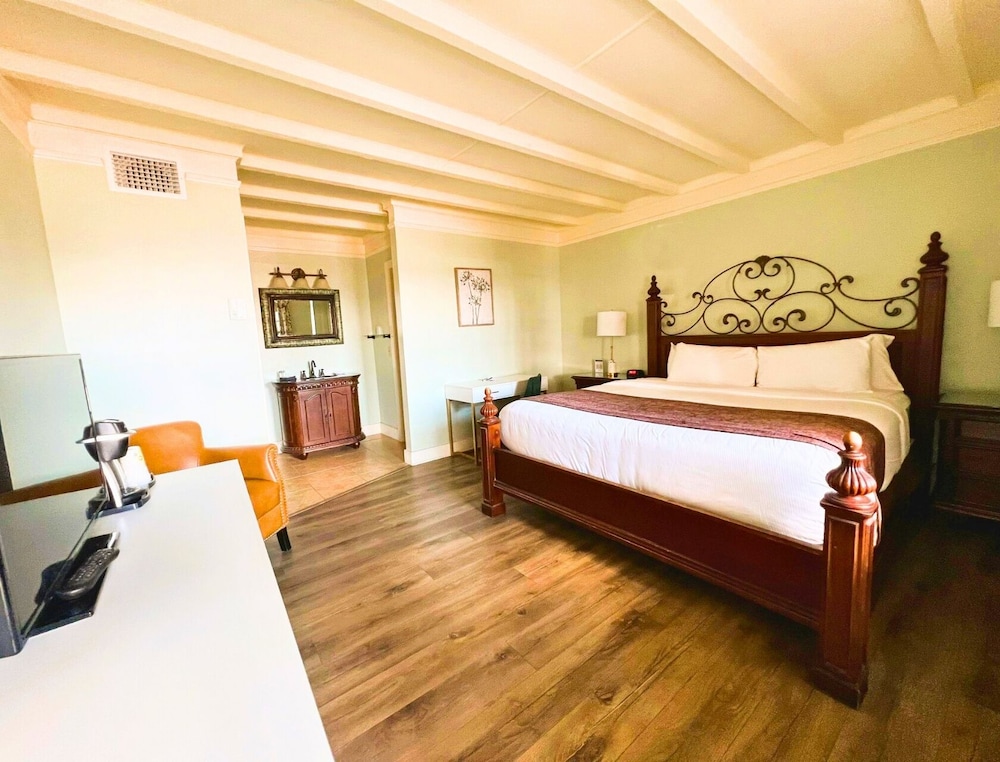 Standard Room, 1 King Bed, Non Smoking, Courtyard View