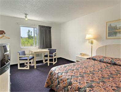 Queen Room - Non-Smoking - Photo 3