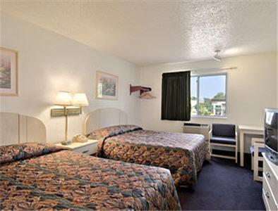 Queen Room with Two Queen Beds - Non-Smoking - Photo 5