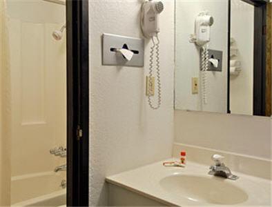 Queen Room with Two Queen Beds - Non-Smoking - Photo 3