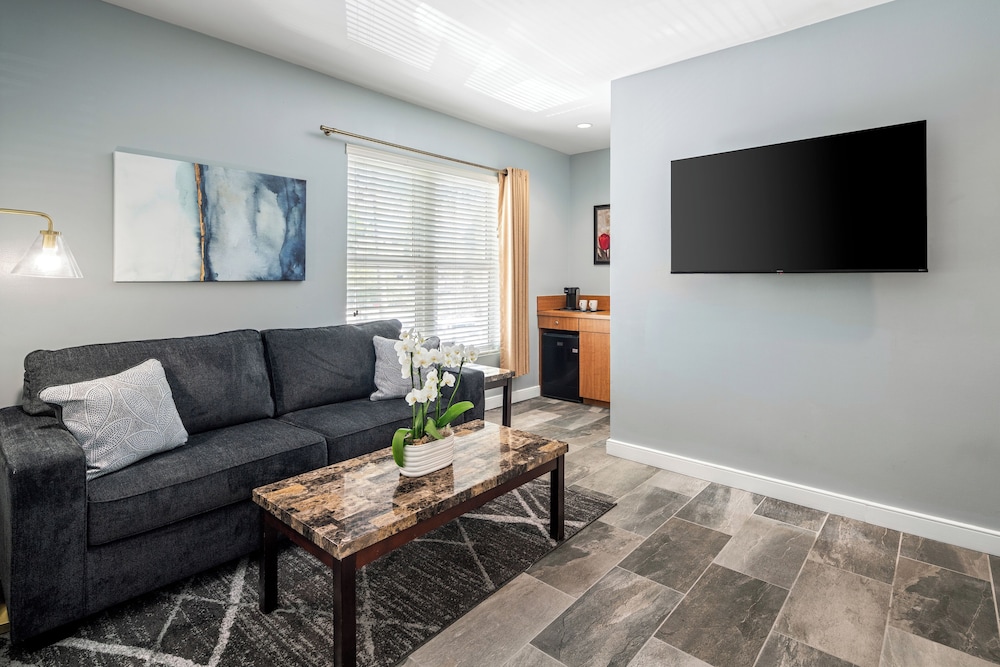 Accessible Double Queen Room - La Flora Building (Self Check-in)