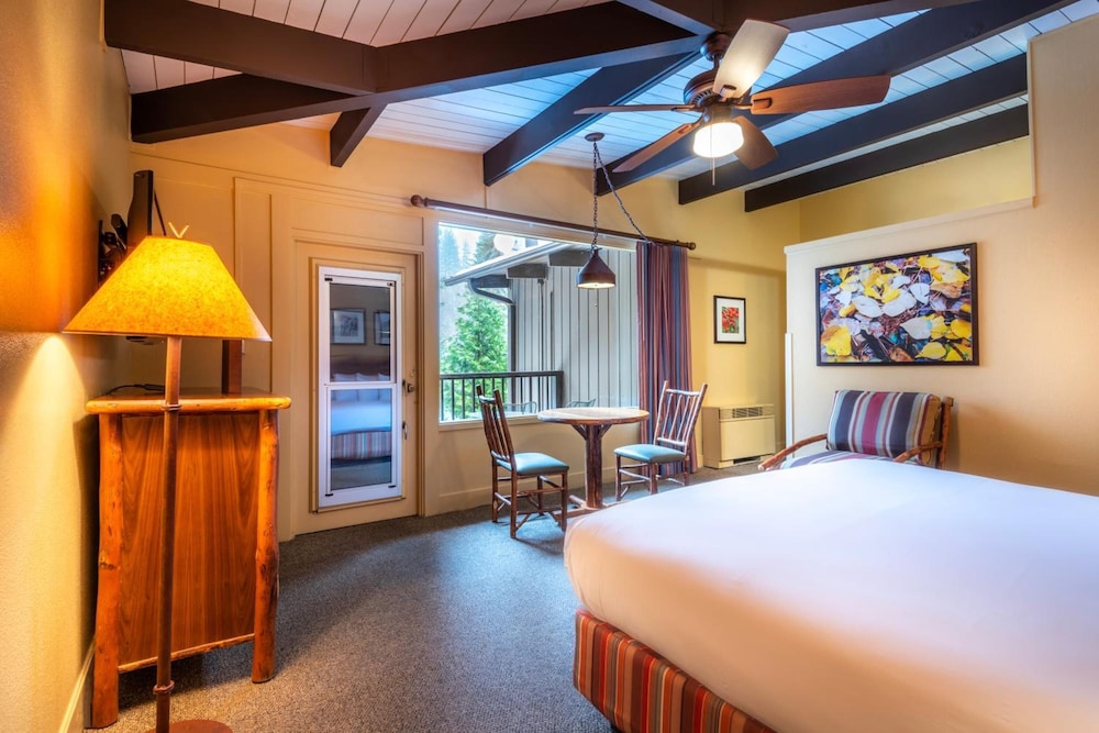 Classic Room, 1 King Bed photo 2