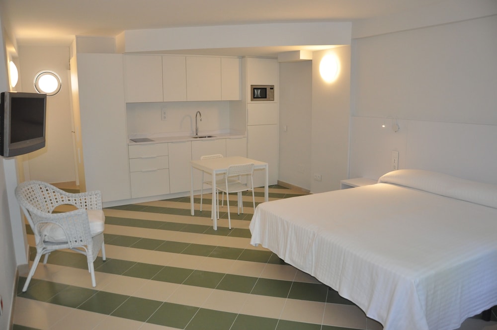Economy Studio, 1 Queen Bed, Kitchenette photo 2