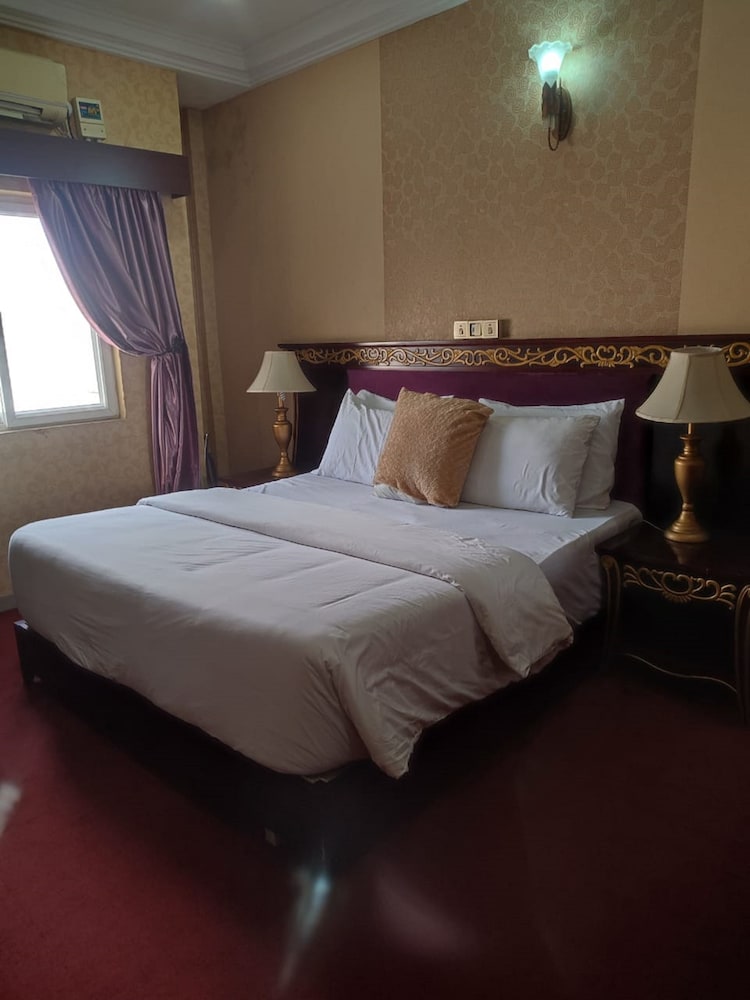 Executive Suite - Photo 2