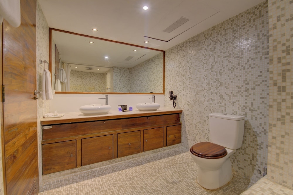 Suite, 1 Double Bed - Photo 3