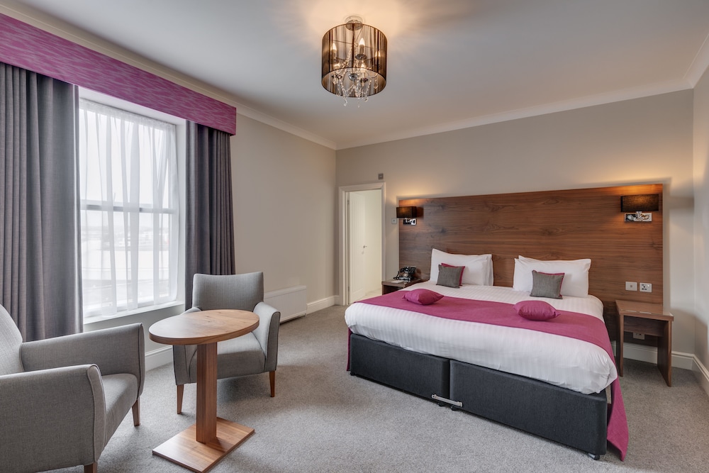 Superior Room, 1 Queen Bed, Non Smoking (Converts to 2 Twin Beds) - Photo 1