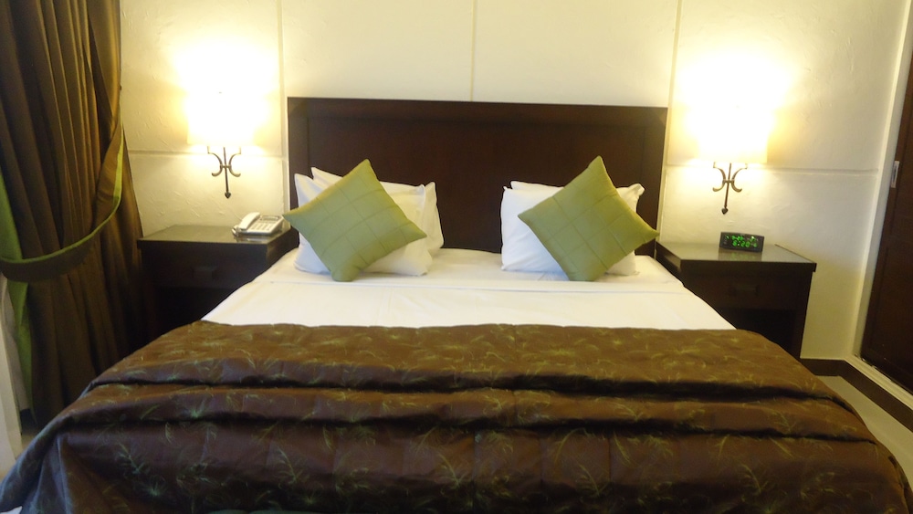 Royal Suite, 1 Bedroom, 2 Bathrooms, Garden Area