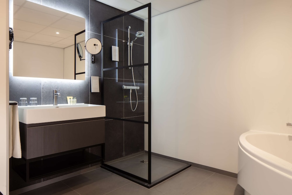 Business Suite, 1 King Bed, Bathtub - Photo 7