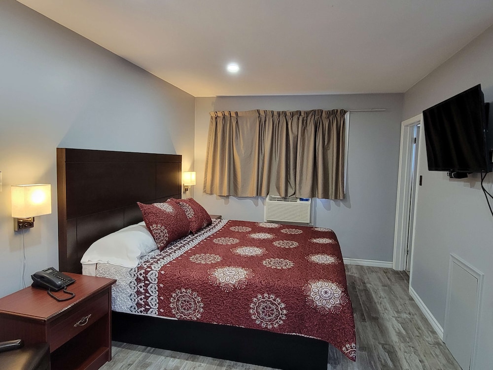 Suite, 1 King Bed, Non Smoking, Jetted Tub photo 2